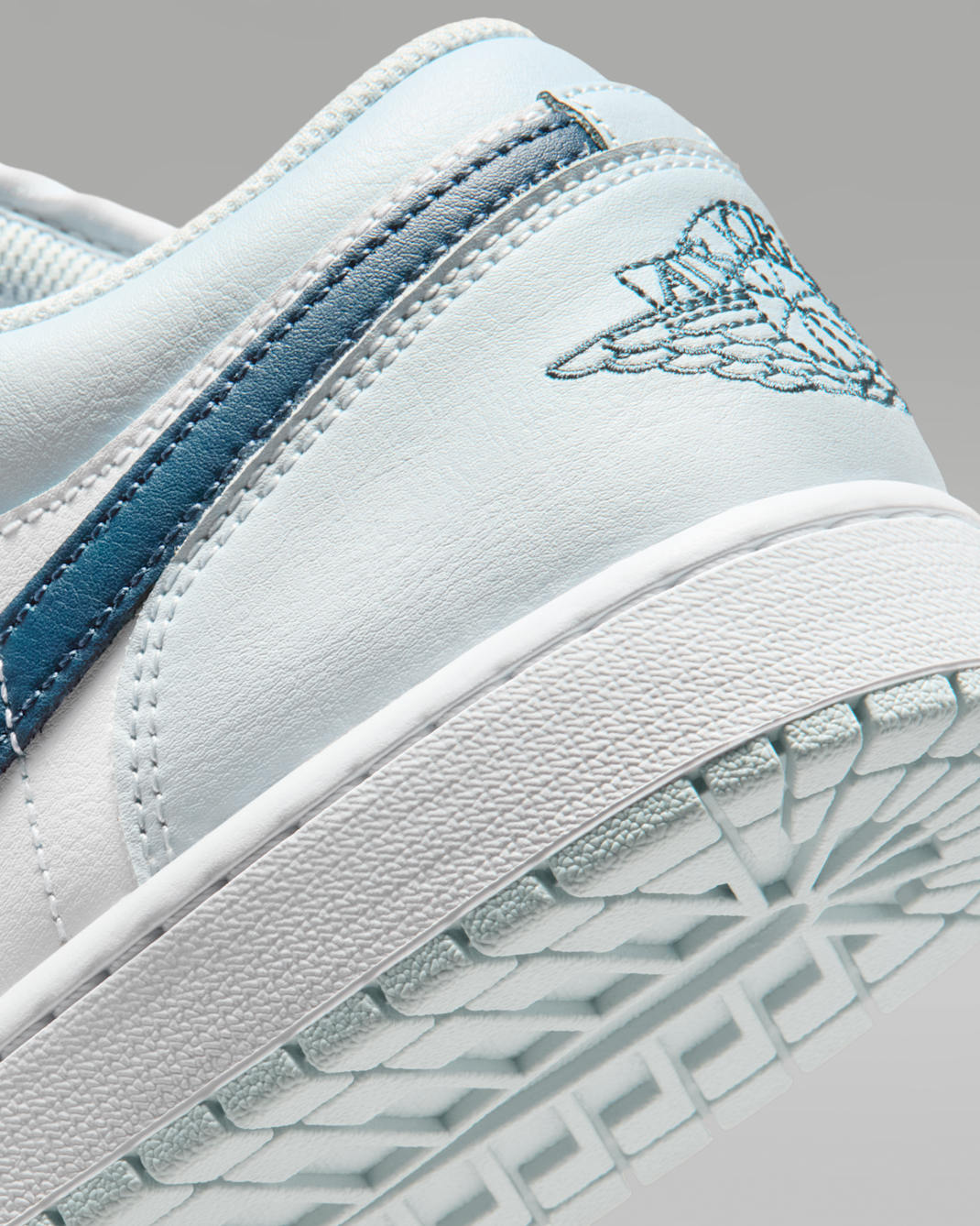 Aura/White — Air Jordan 1 Low 553558-400
