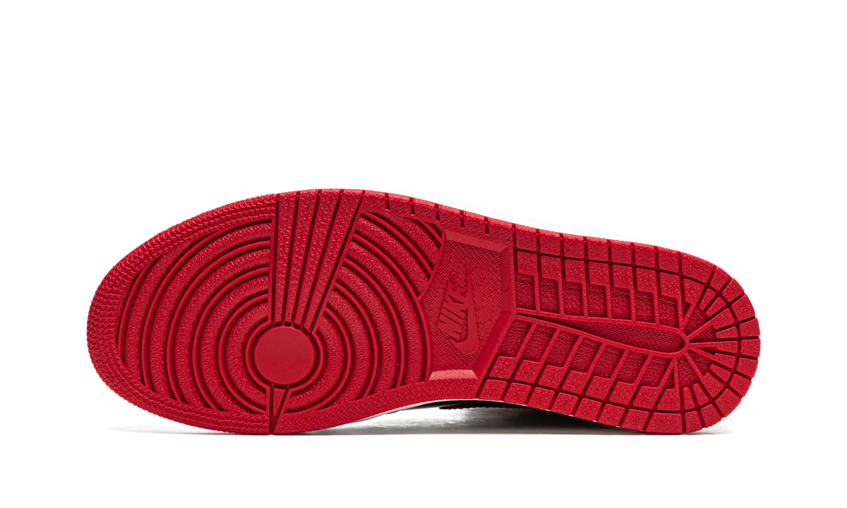 "Patent Bred" Air Jordan 1 Retro High OG 555088 063 - product image from the listing.