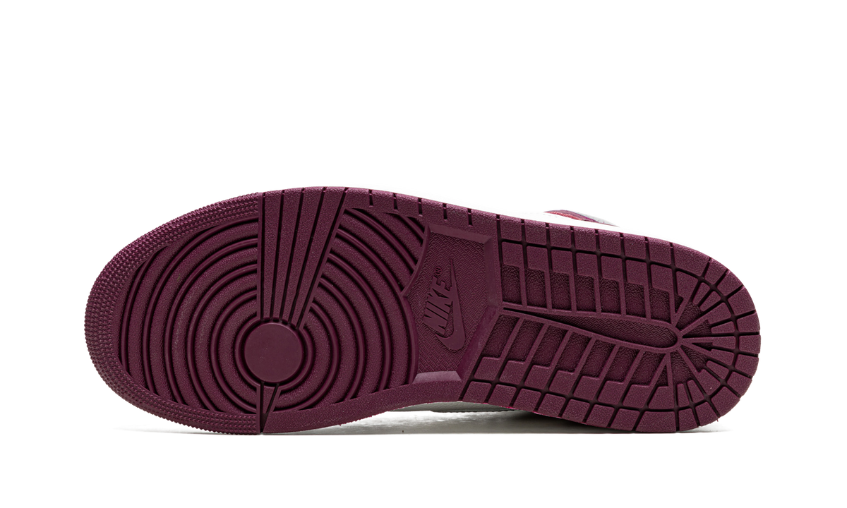 "Bordeaux" Air Jordan 1 Retro High OG 555088 611 - product image from the listing.