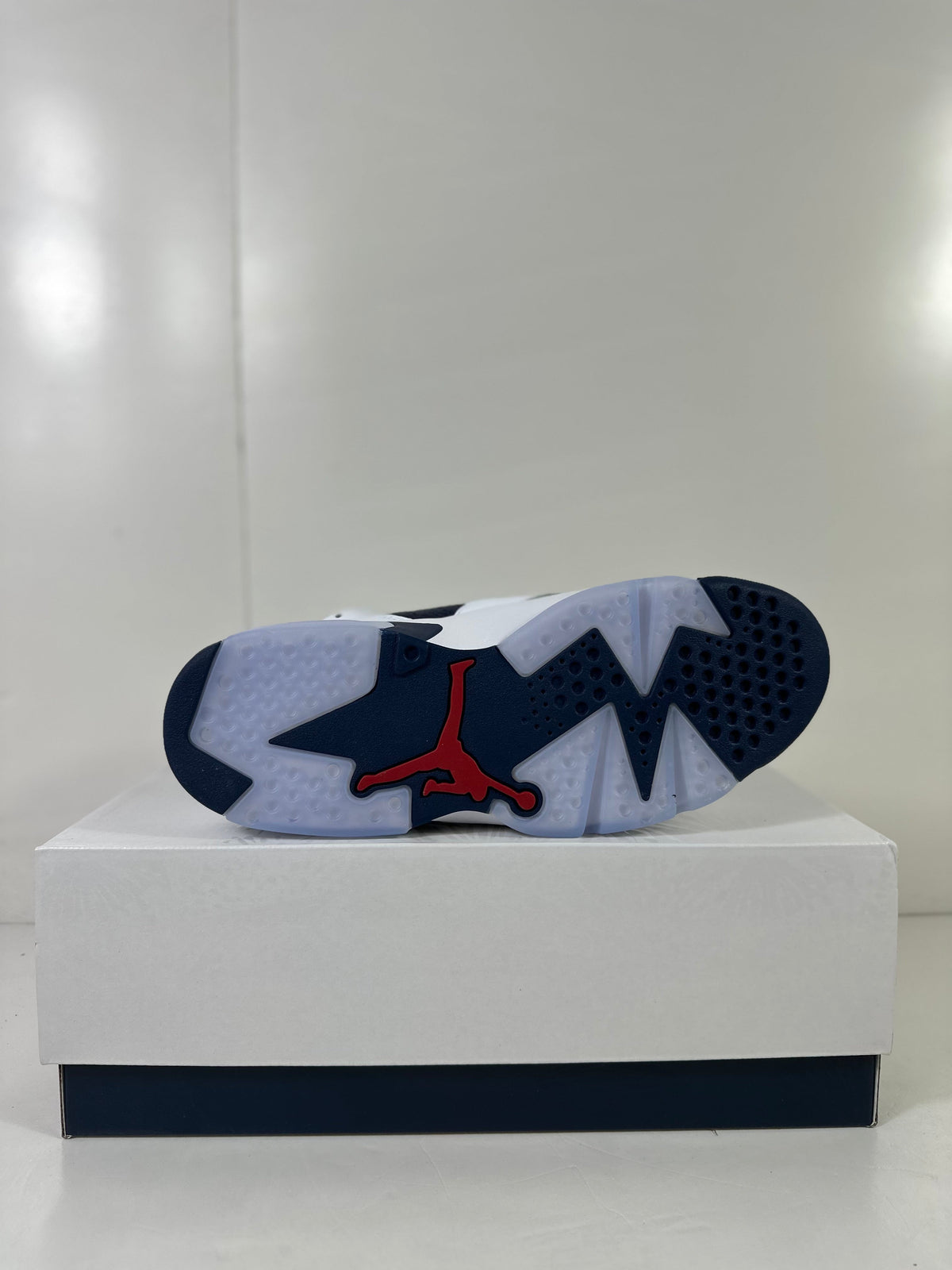 Air Jordan 6 Retro Olympic London Sneakers White Navy CT8529-164 - product image from the listing.