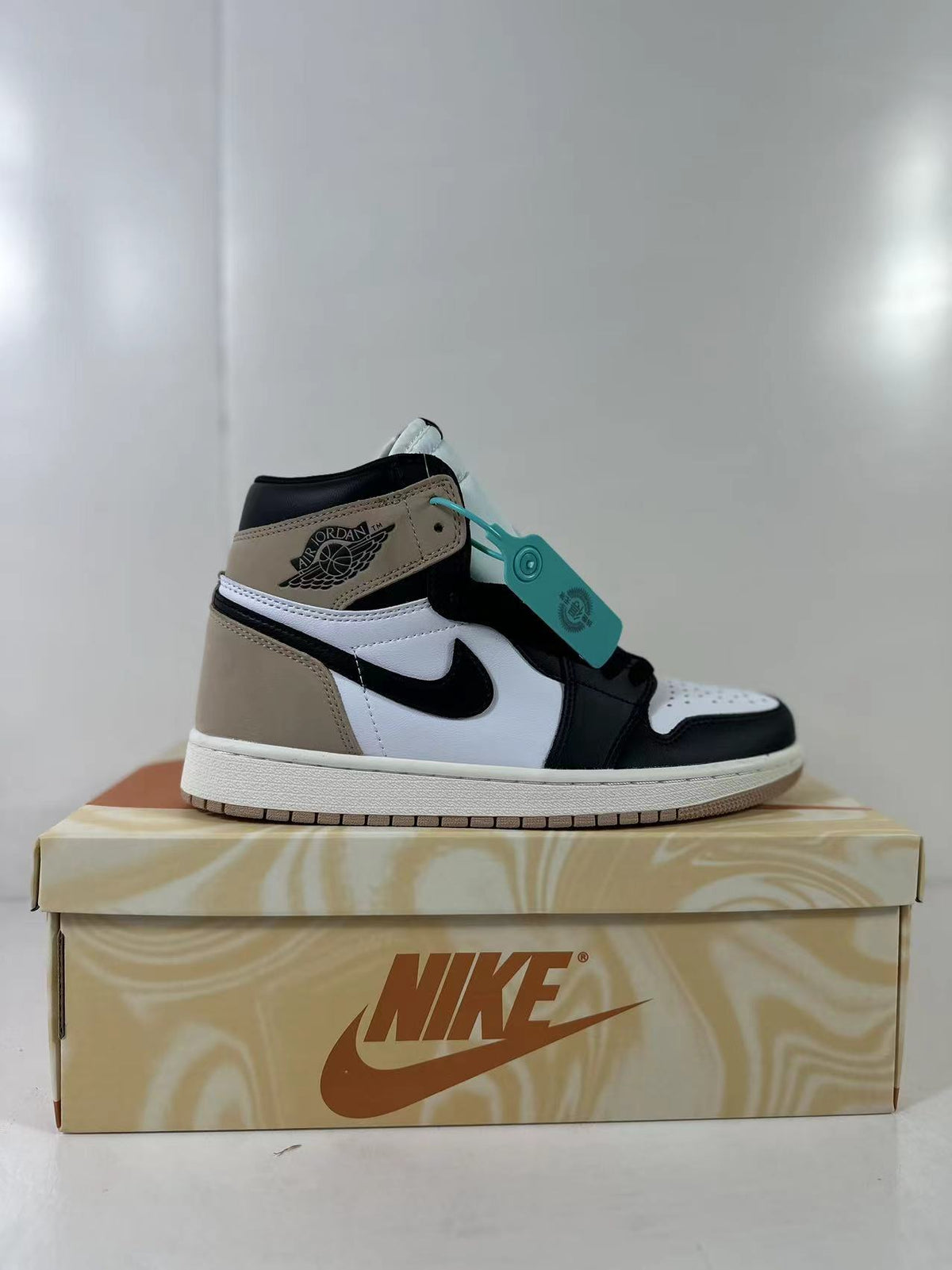 Air Jordan 1 High OG Sneakers Brown Black FD2596-021 - product image from the listing.