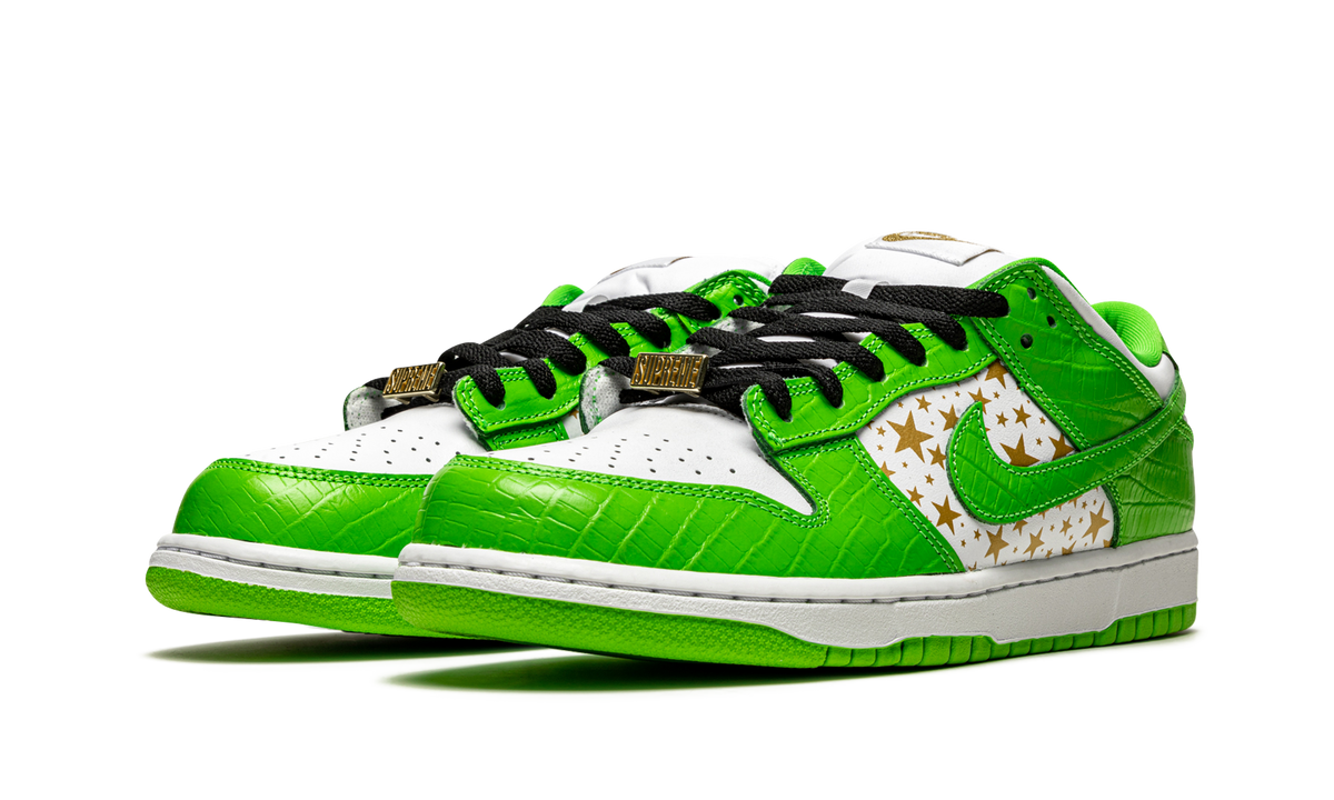 "Supreme - Stars - Mean Green" SB Dunk Low DH3228 101 - product image from the listing.