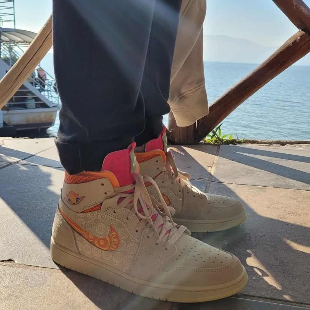 Zoom Air CMFT Somos Familia Tan — Air Jordan 1 High — product image