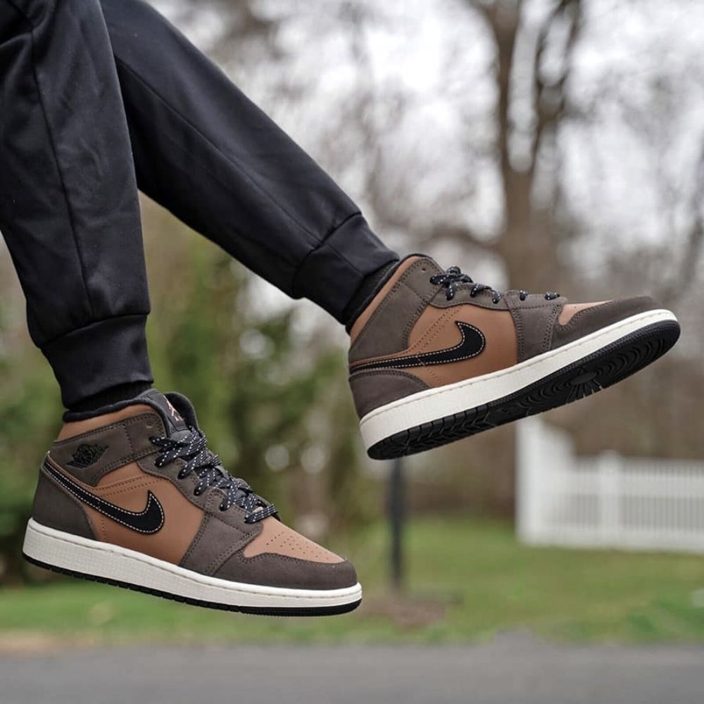 Dark Chocolate Brown SE — Air Jordan 1 Mid — product image