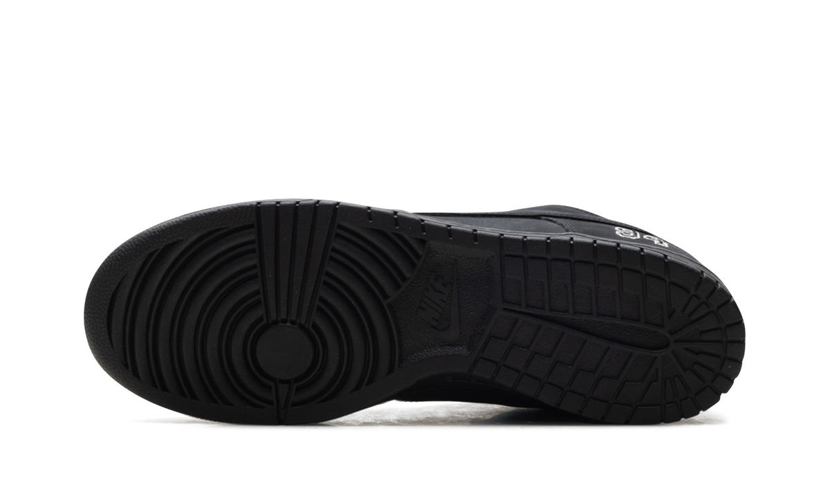 "Supreme - Black" SB Dunk Low HQ8487 001 - product image from the listing.