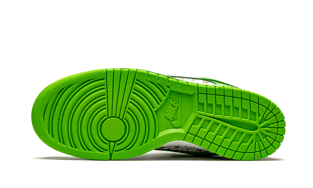 "Supreme - Stars - Mean Green" SB Dunk Low DH3228 101 - product image from the listing.
