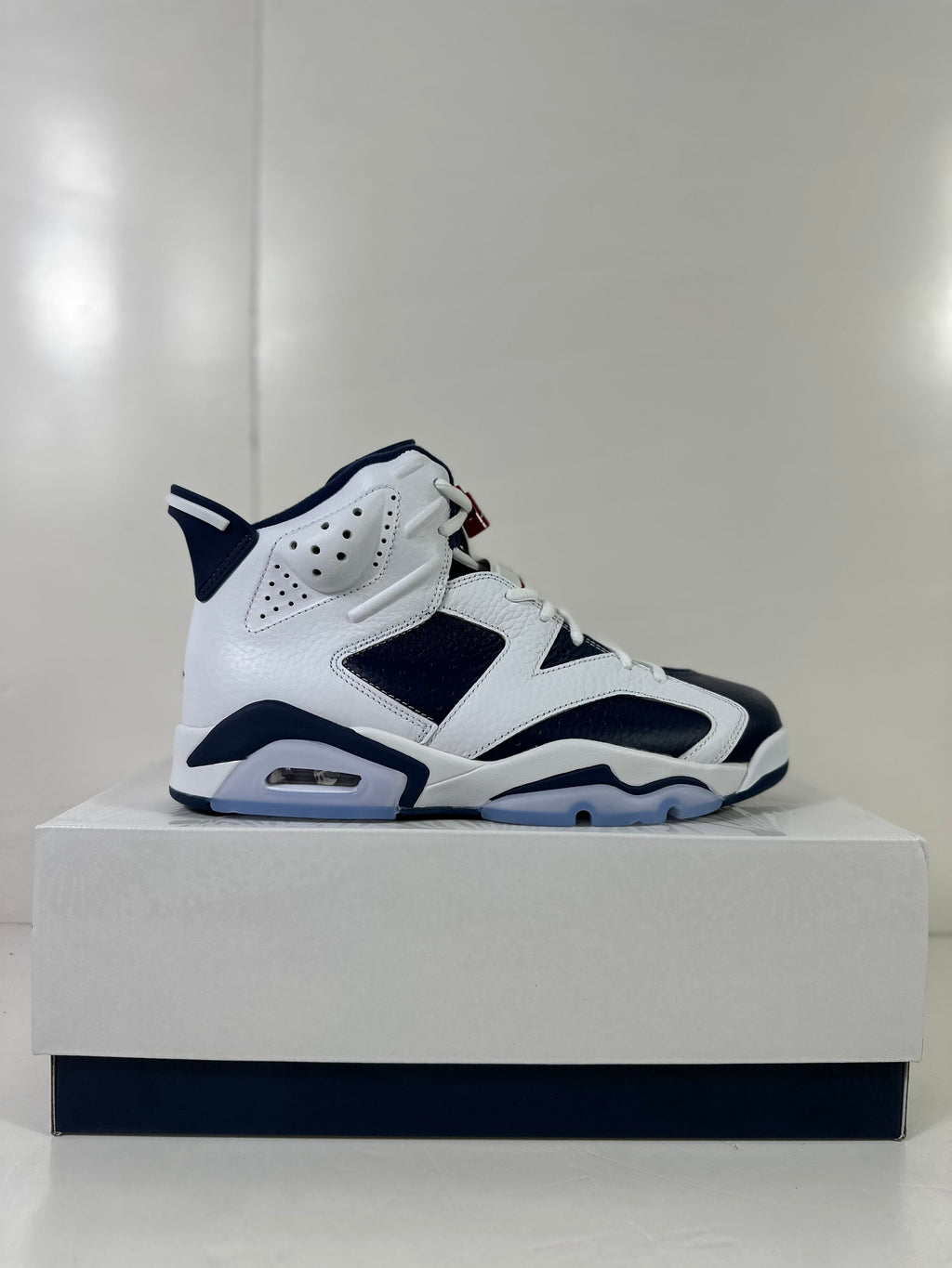 Air Jordan 6 Retro Olympic London Sneakers White Navy CT8529-164 - product image from the listing.
