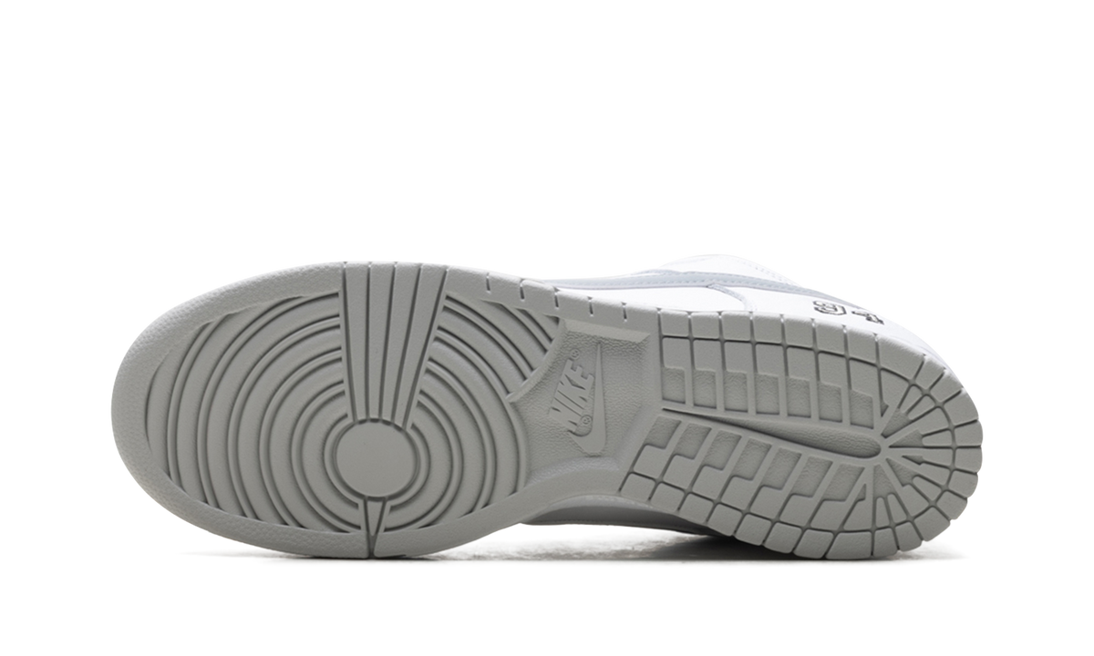 "Supreme - White" SB Dunk Low HQ8487 100 - product image from the listing.