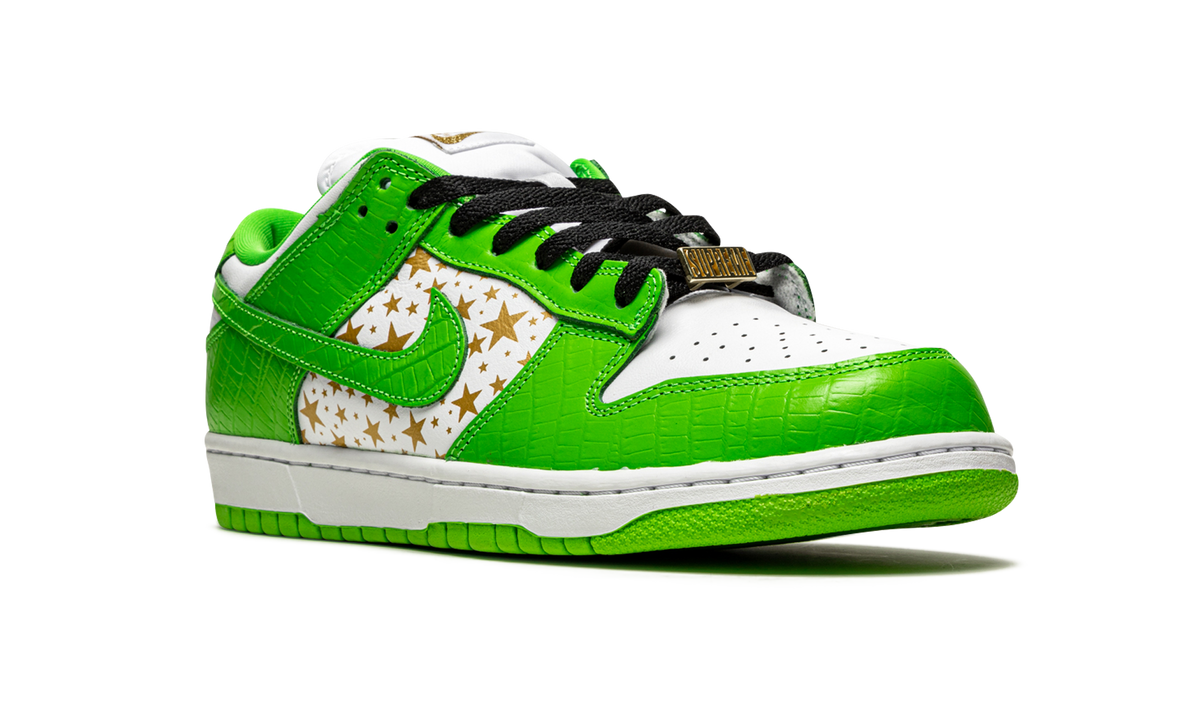 "Supreme - Stars - Mean Green" SB Dunk Low DH3228 101 - product image from the listing.
